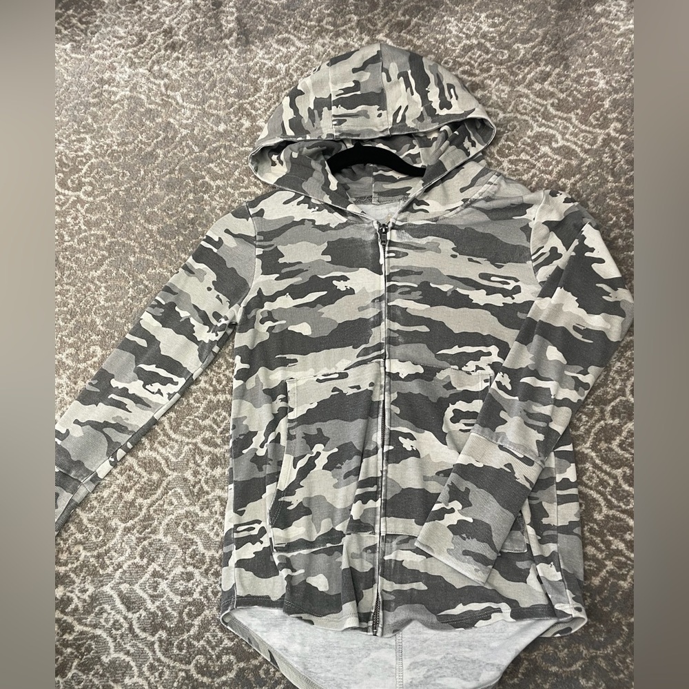 Cute thin front pocket zip hoodie